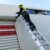 Operario trabajando Escalera de aluminio extensible con cuerda PRO