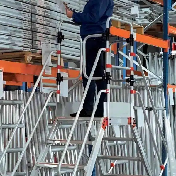 hombre con una escalera movil con plataforma doble acceso