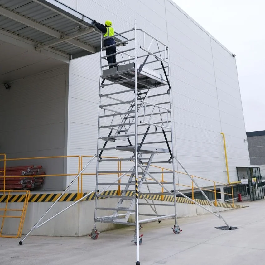 Torre andamio móvil con escalera interior en el exterior