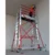 Andamio telescópico con ruedas (155x60 cm) con operario trabajando en interir