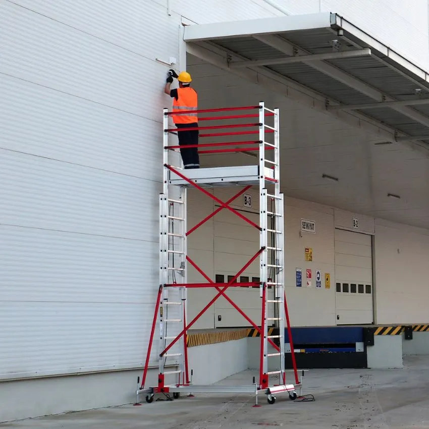 Andamio telescópico con ruedas (155x60 cm) con operario trabajando